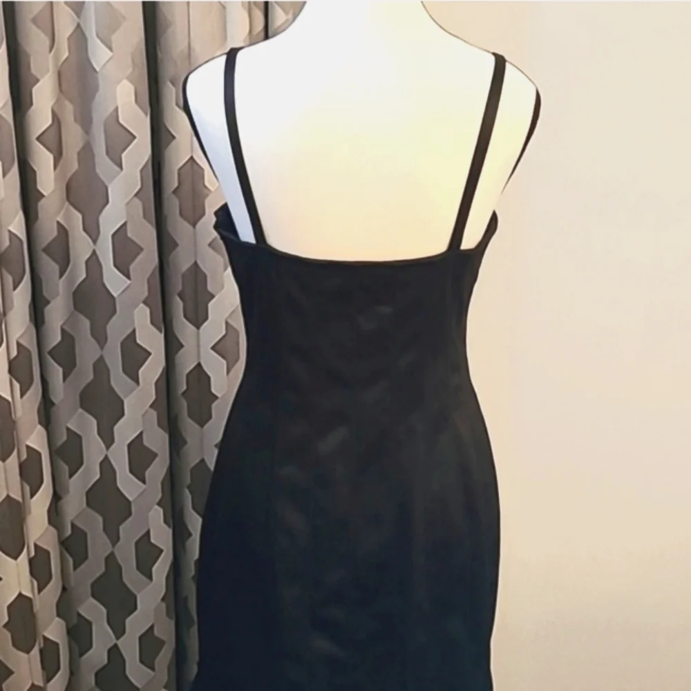 New Nine West satin cocktail dress. Beautiful seams & fishtail bottom. Size 8. - Picture 4 of 8
